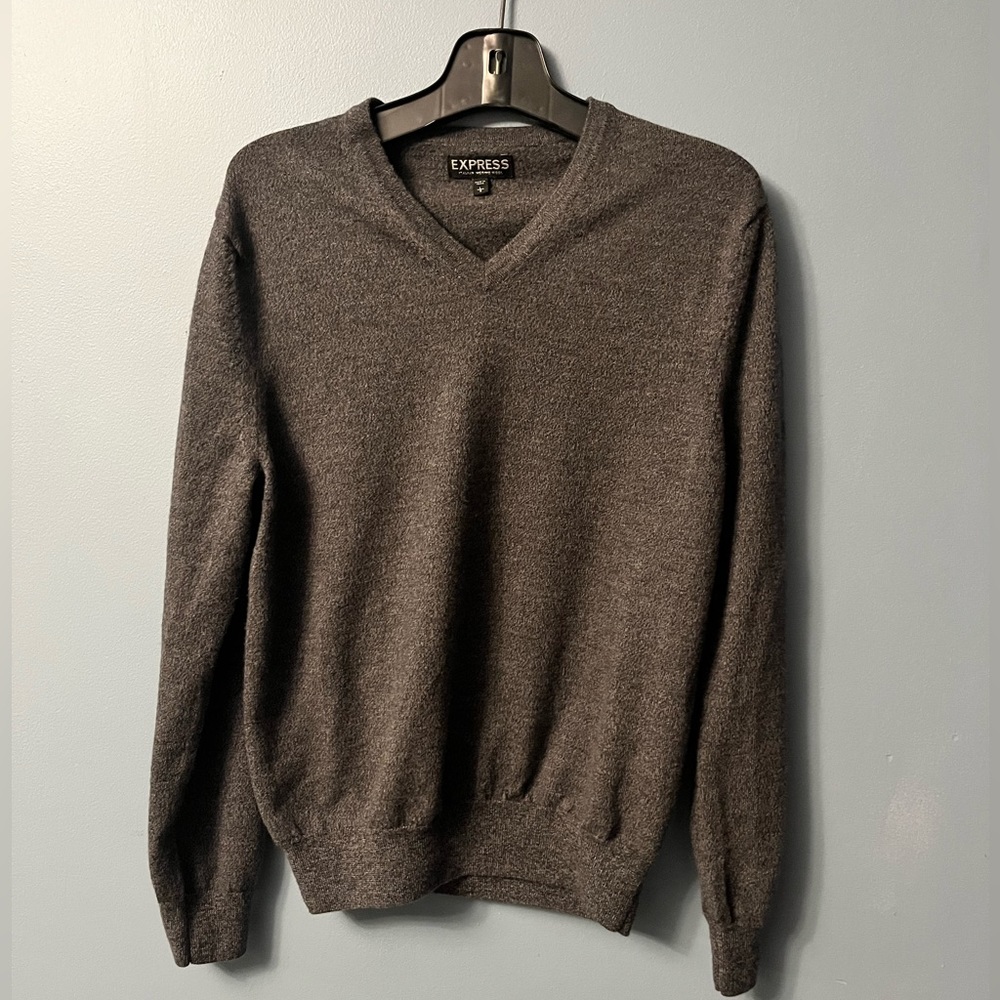 Express Italian Merino Wool Mens V Necked Sweater in Pristine Condition!!